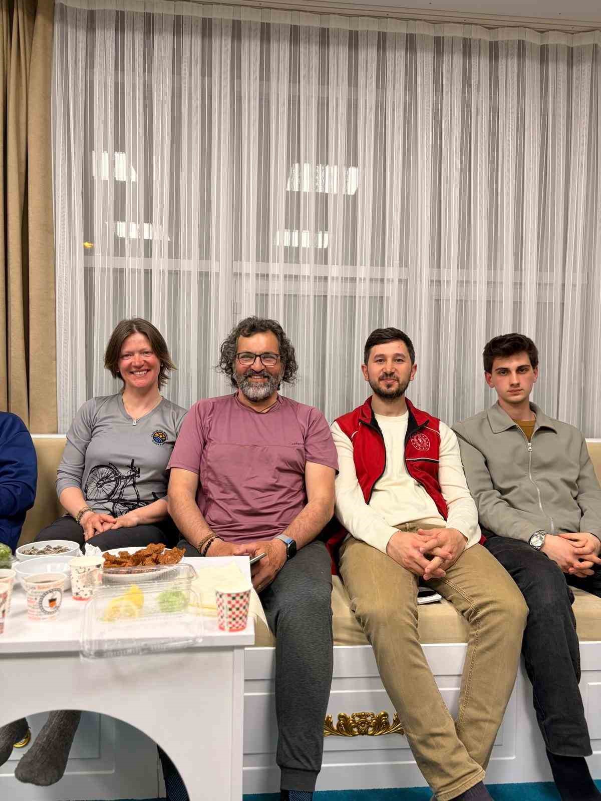 İspanyol gezgin &ccedil;ift, Sivas&rsquo;ta sıra gecesi ile tanıştı
