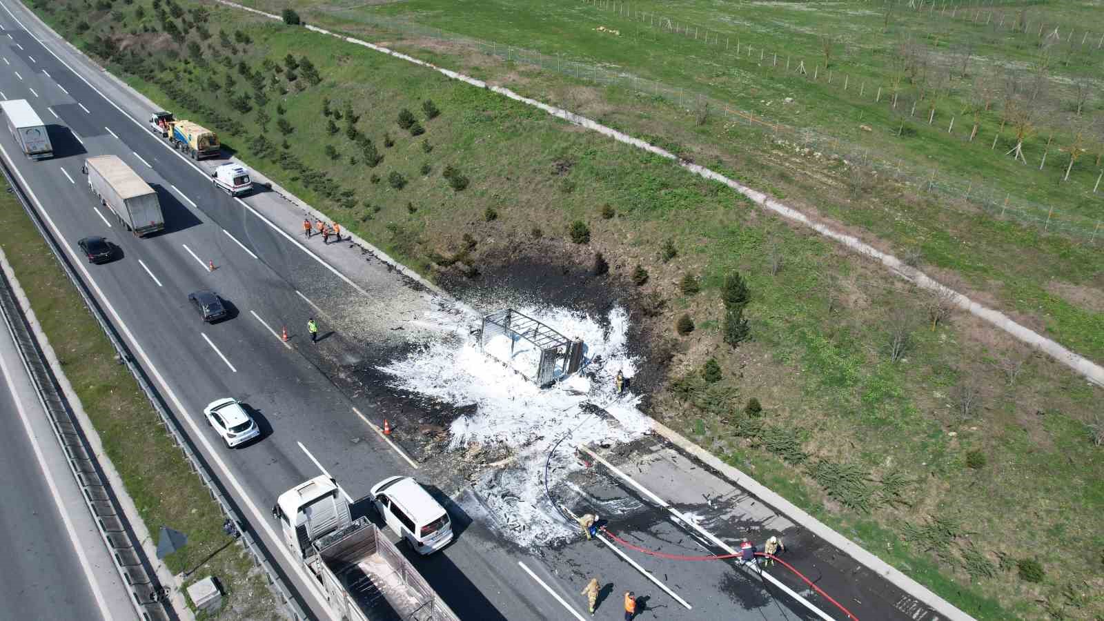 Kuzey Marmara Otoyolu’nda köpük sprey yüklü kamyon alev alev yandı