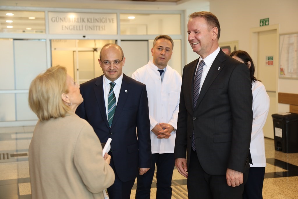 Rekt&ouml;r Baş: "Diş Hekimliği Fak&uuml;ltesi&rsquo;nde y&uuml;r&uuml;t&uuml;len &ccedil;alışmalar memnuniyet verici d&uuml;zeyde"
