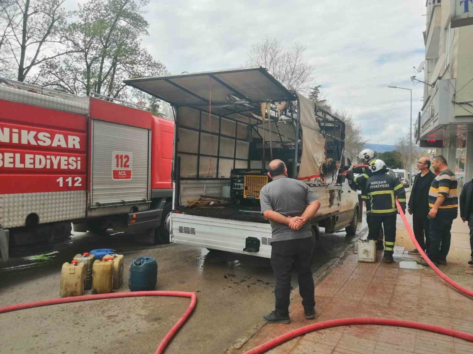Tokat’ta jeneratörden çıkan kıvılcım aracı yaktı