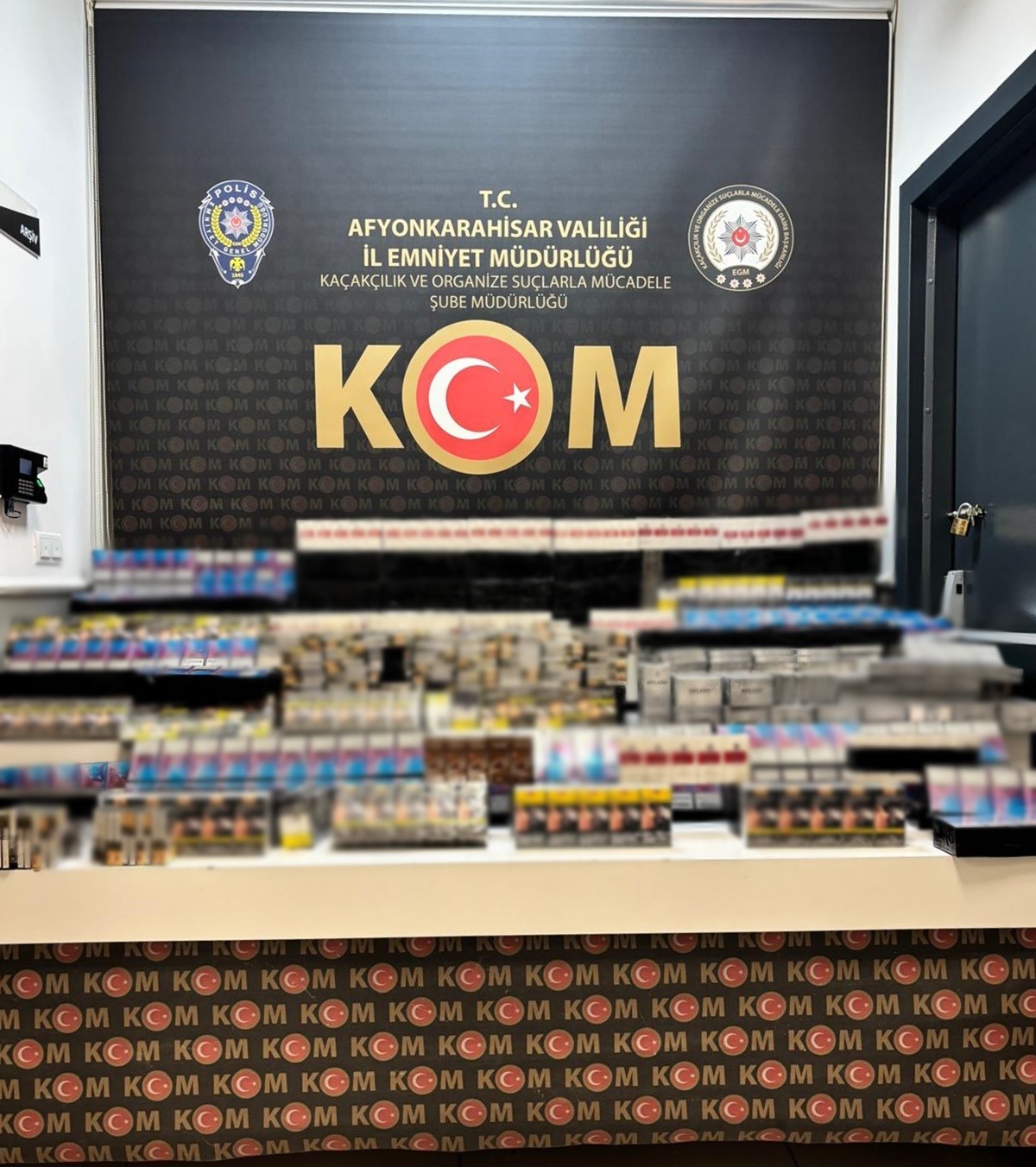 Saman yüklü tırlarda yaklaşık 5 bin paket kaçak sigara ele geçirildi