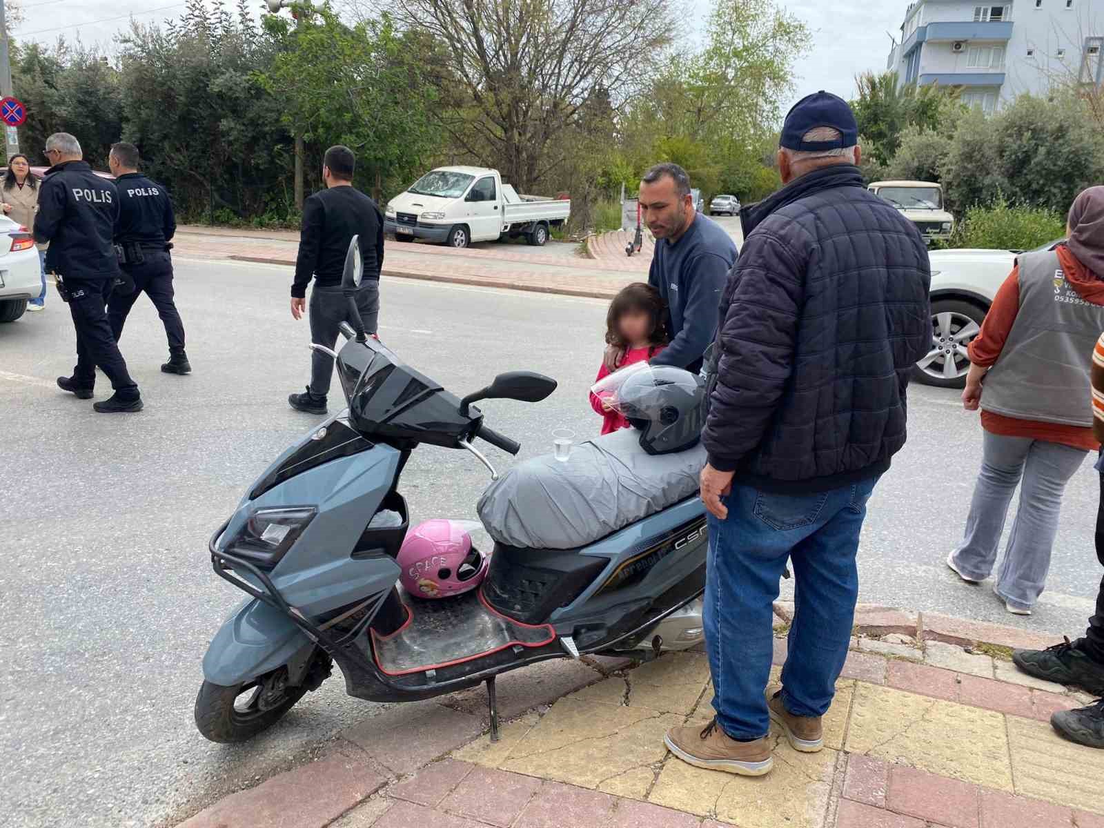 Annesini kazada yaralayıp ka&ccedil;an s&uuml;r&uuml;c&uuml;y&uuml;, g&ouml;zyaşlarıyla babasına şikayet etti
