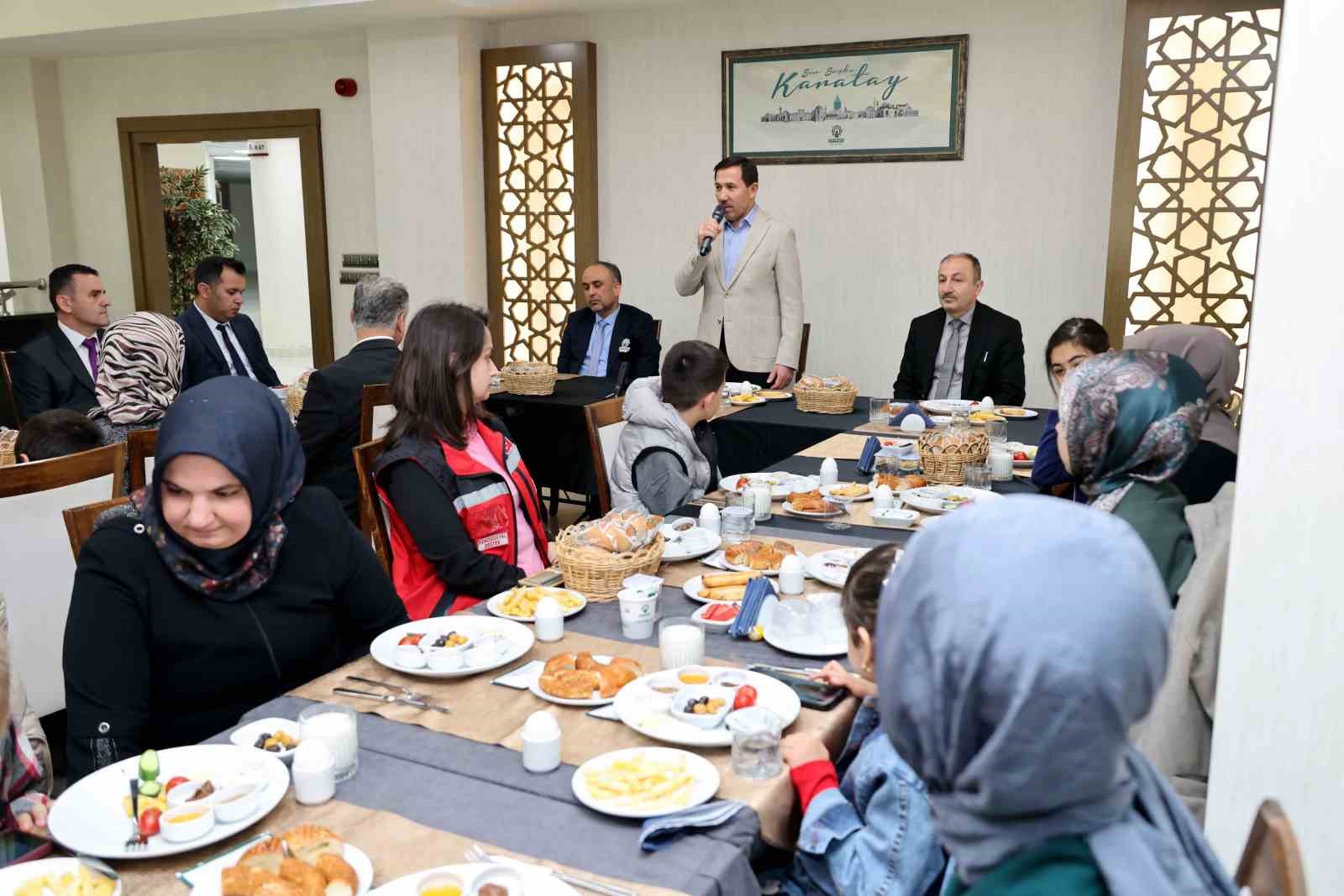 Karatay&rsquo;da mavi balonlar g&ouml;ky&uuml;z&uuml;ne bırakıldı

