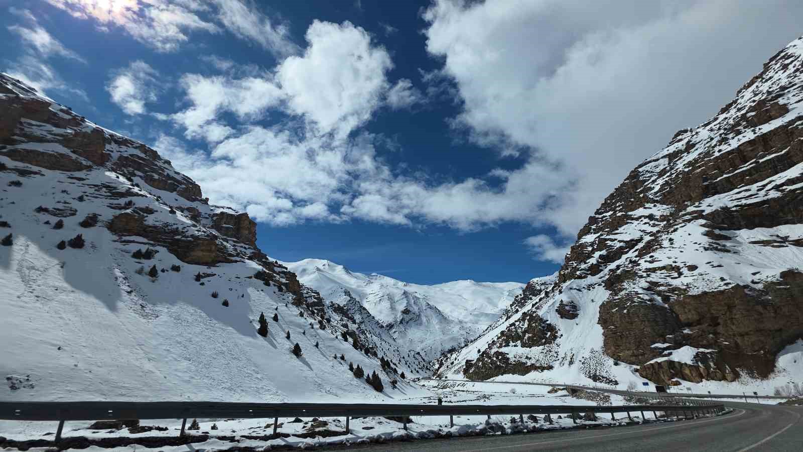 Van&rsquo;ın y&uuml;ksek kesimlerinde kar g&uuml;zel manzaralar oluşturdu
