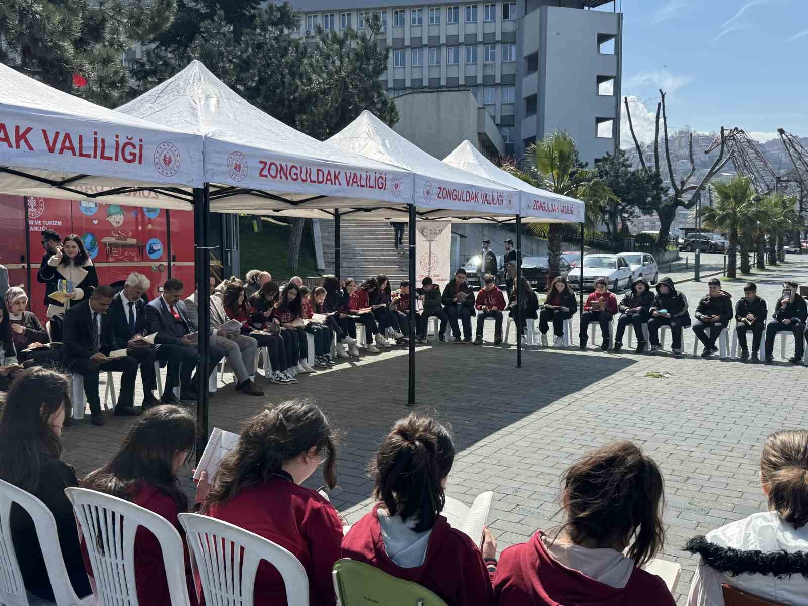 Sahil bandında kitap okudular
