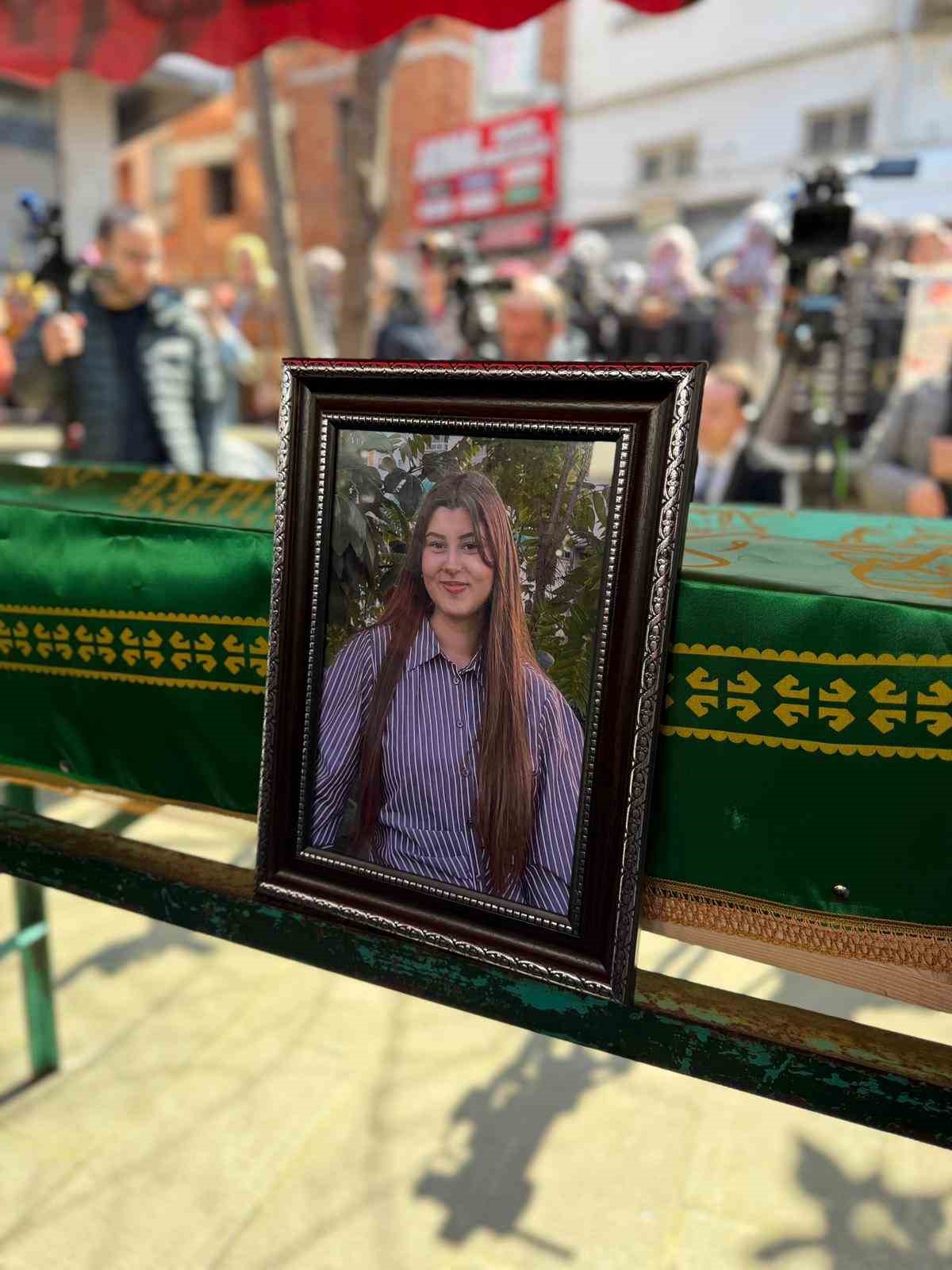 Taciz mağduru gen&ccedil; kız son yolculuğuna g&ouml;zyaşları ile uğurlandı
