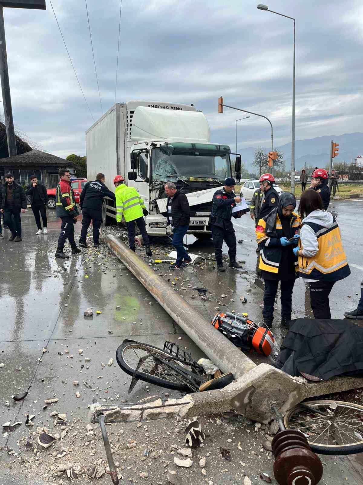 Beton direğin altında kalan bisikletli hayatını kaybetti
