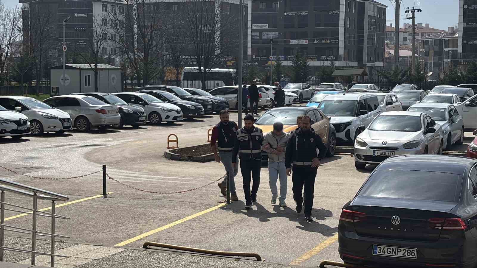 İstanbul&rsquo;dan gelip Bolu&rsquo;da iki kadını dolandırdı, ka&ccedil;ış planı TEM&rsquo;de bozuldu
