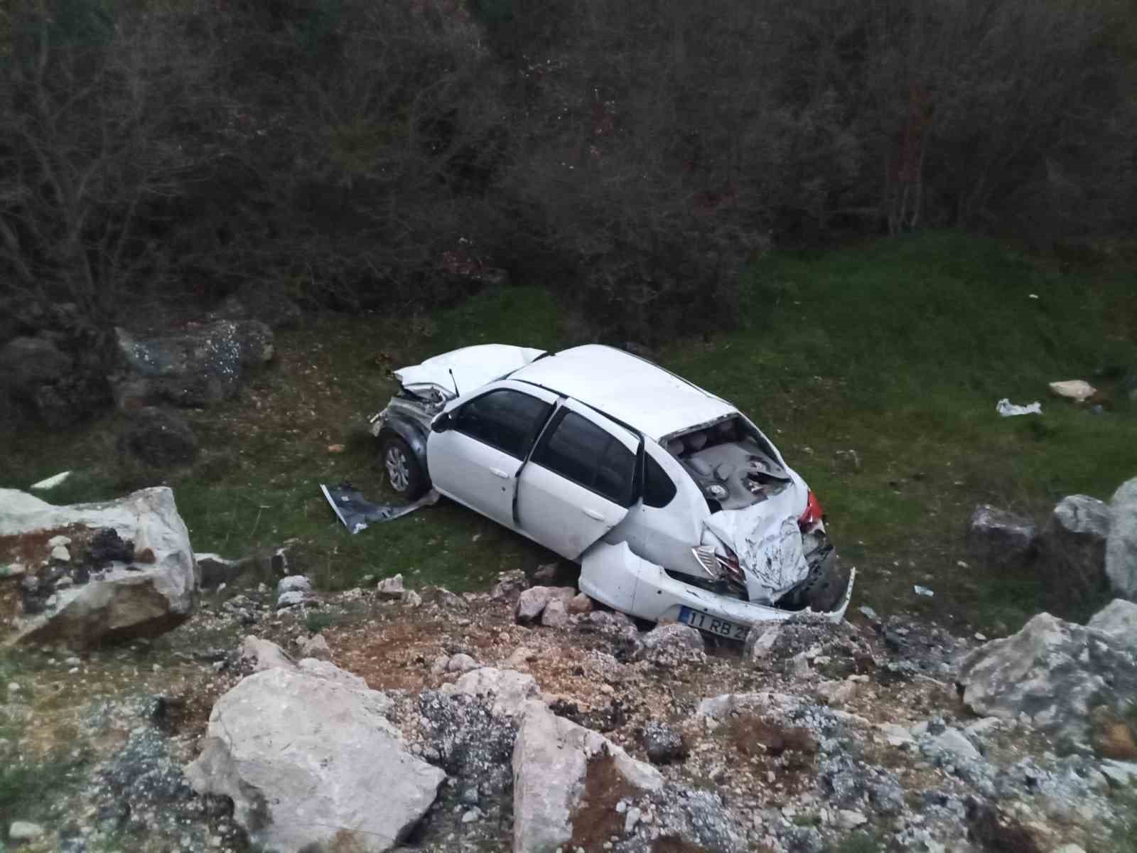 Kontrolden &ccedil;ıkan otomobil şarampole u&ccedil;tu, s&uuml;r&uuml;c&uuml;s&uuml; yaralandı
