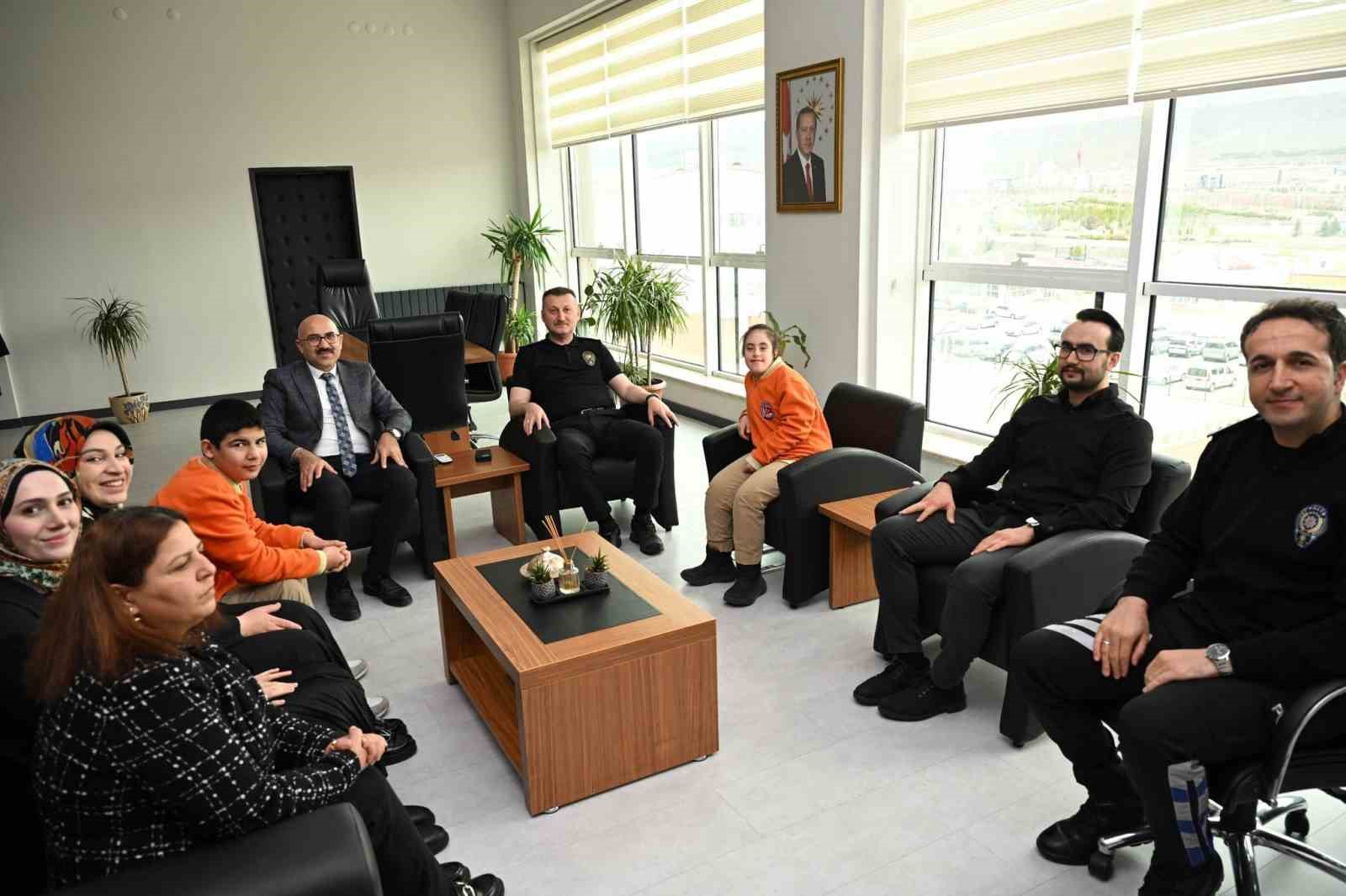 &Ouml;zel &ouml;ğrencilerden Erzincan Emniyetine anlamlı ziyaret
