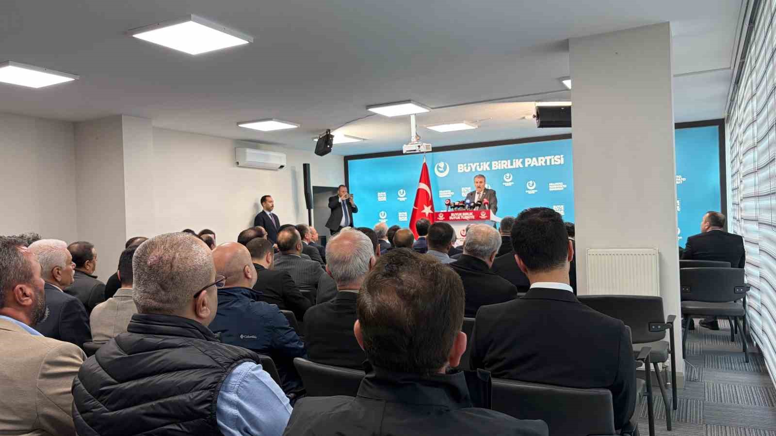 BBP Genel Başkanı Destici: "Gen&ccedil;lerimize sahip &ccedil;ıkmak gibi bir y&uuml;k&uuml;ml&uuml;l&uuml;ğ&uuml;m&uuml;z ve sorumluluğumuz var"
