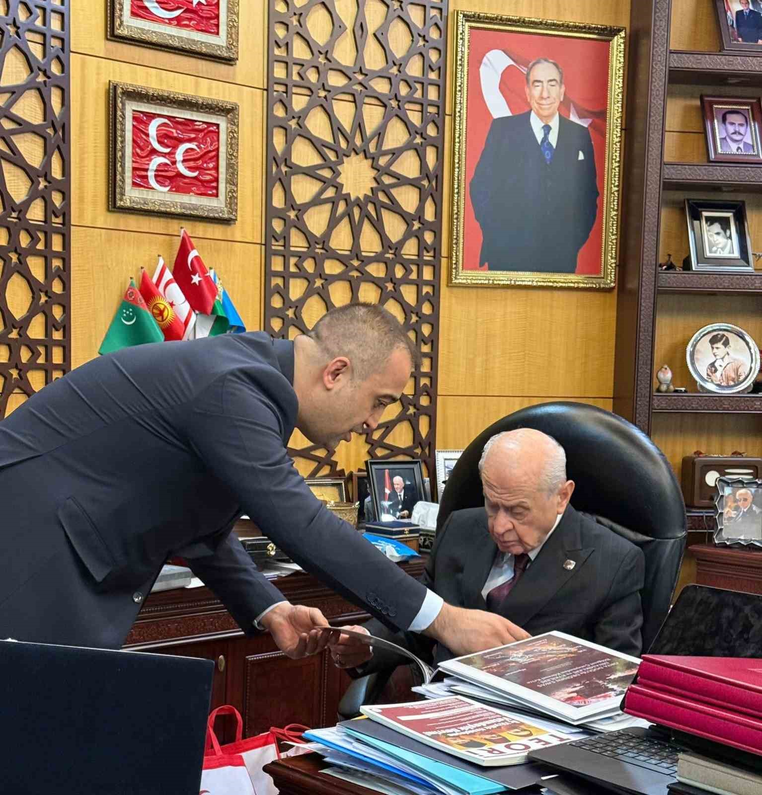 Başkan Yurdag&uuml;l, Bah&ccedil;eli&rsquo;ye Osmanlı d&ouml;neminden kalma kılı&ccedil; hediye etti
