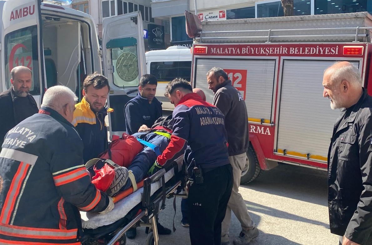 Malatya&rsquo;da asans&ouml;r boşluğuna d&uuml;şen iş&ccedil;i yaralandı
