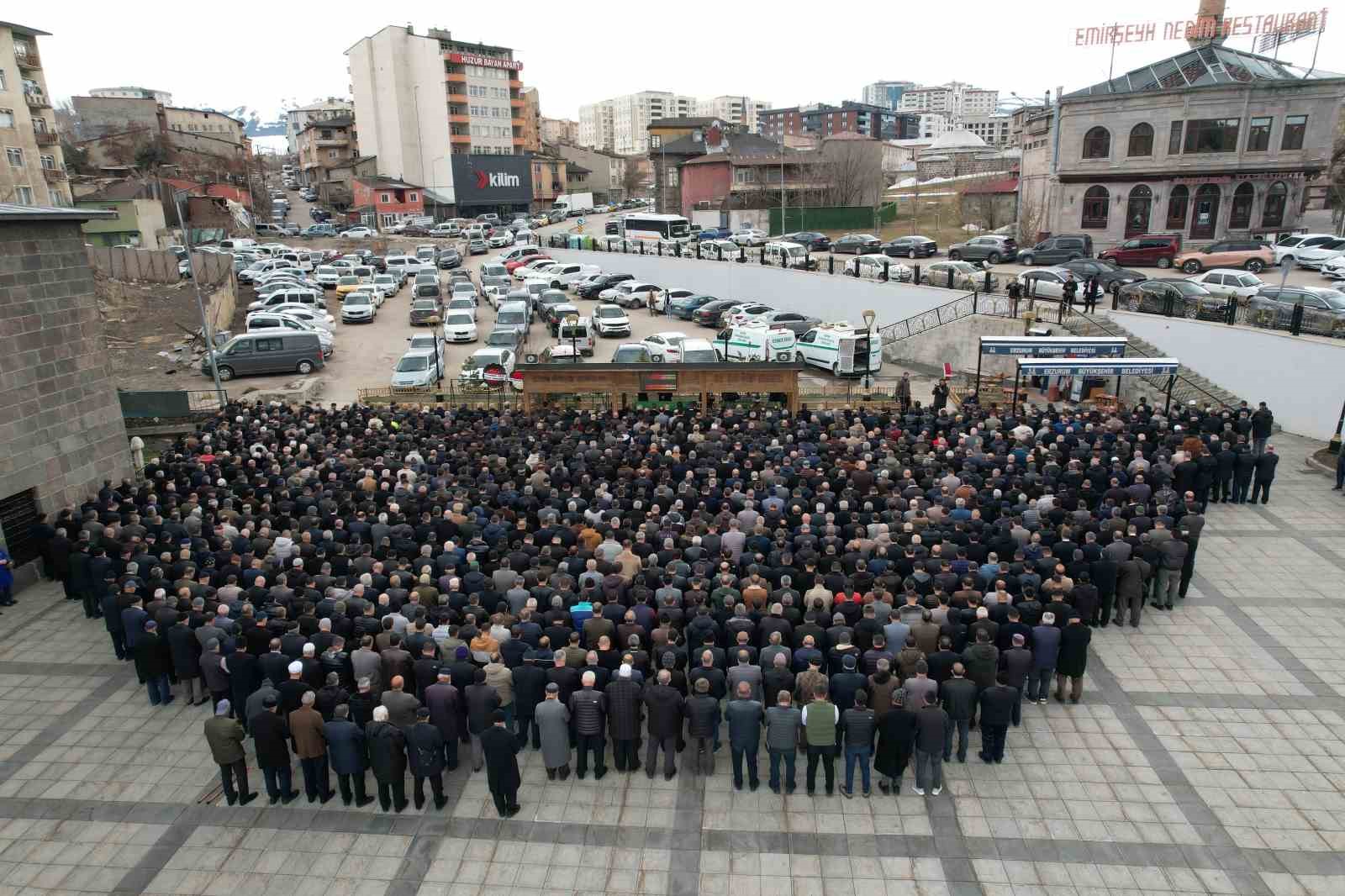 Gazeteci Feridun Fazıl &Ouml;zsoy dualarla son yolculuğuna uğurlandı
