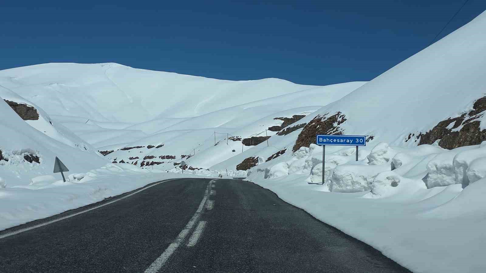 Bahçesaray yolundaki çalışmalara çığ riski nedeniyle ara verildi
