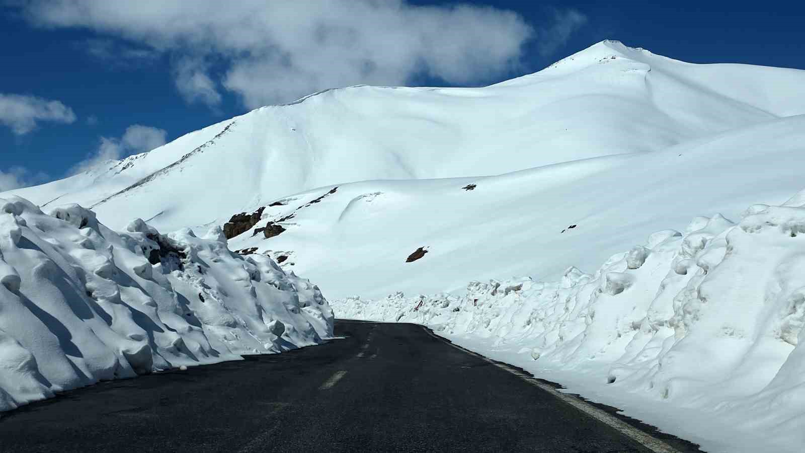 Bah&ccedil;esaray yolundaki &ccedil;alışmalara &ccedil;ığ riski nedeniyle ara verildi
