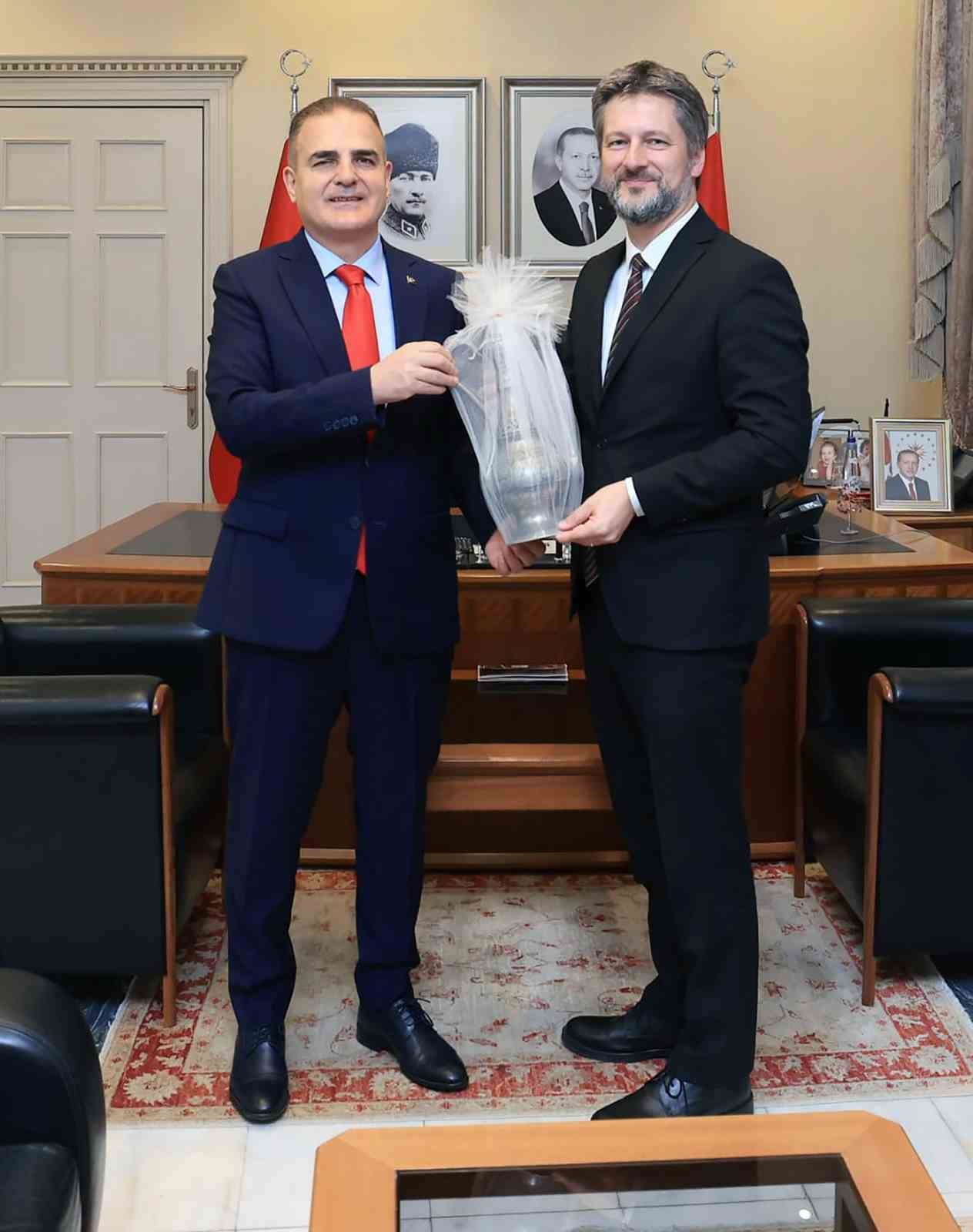 G&ouml;rev s&uuml;resi biten Macaristan B&uuml;y&uuml;kel&ccedil;isinden Vali Akbıyak&rsquo;a veda ziyareti
