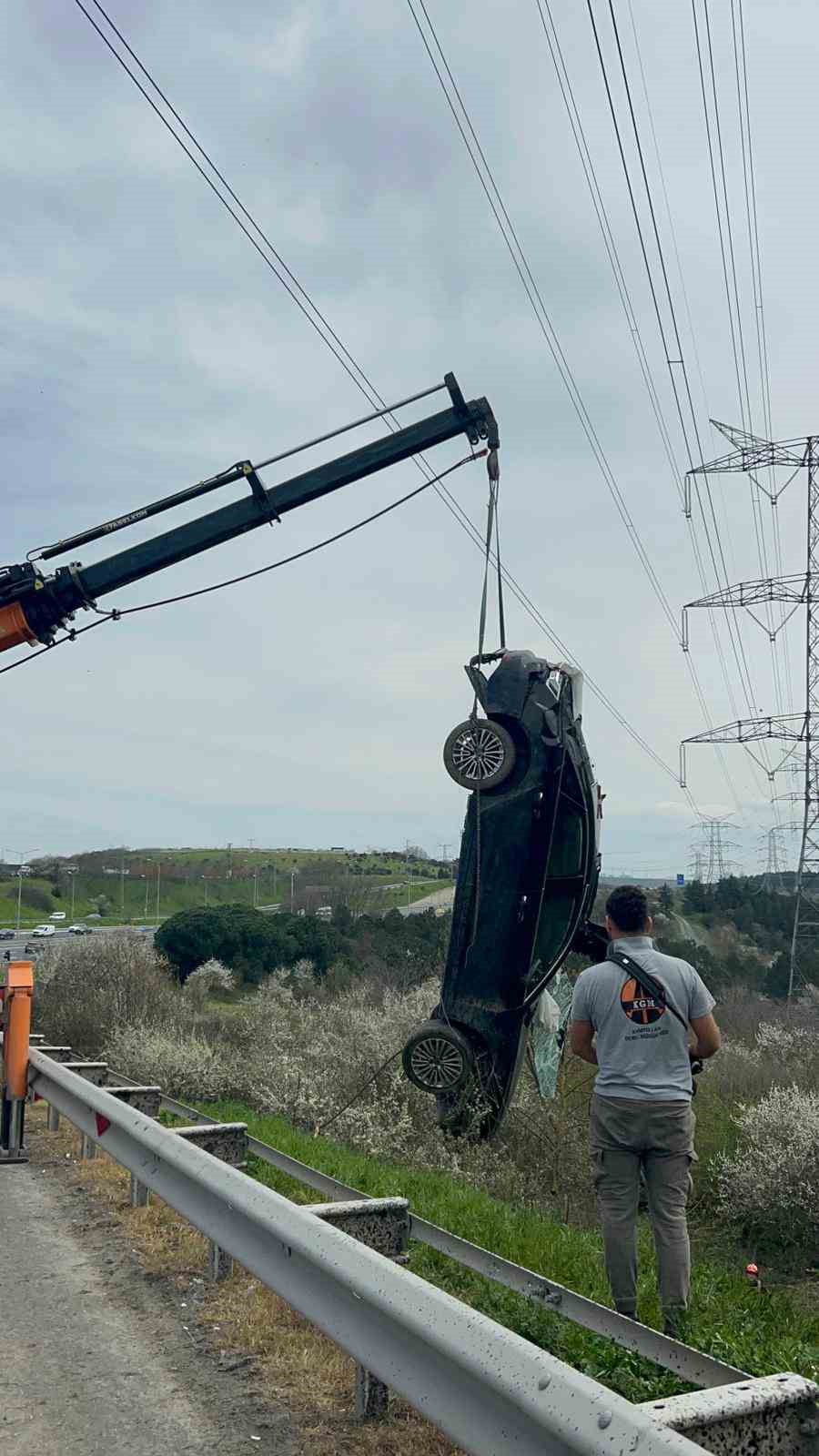 &Uuml;nl&uuml; sa&ccedil; ekimi uzmanı Berkay Tulpar, l&uuml;ks otomobiliyle bariyerlere &ccedil;arpıp &ccedil;ayırlık alana u&ccedil;tu
