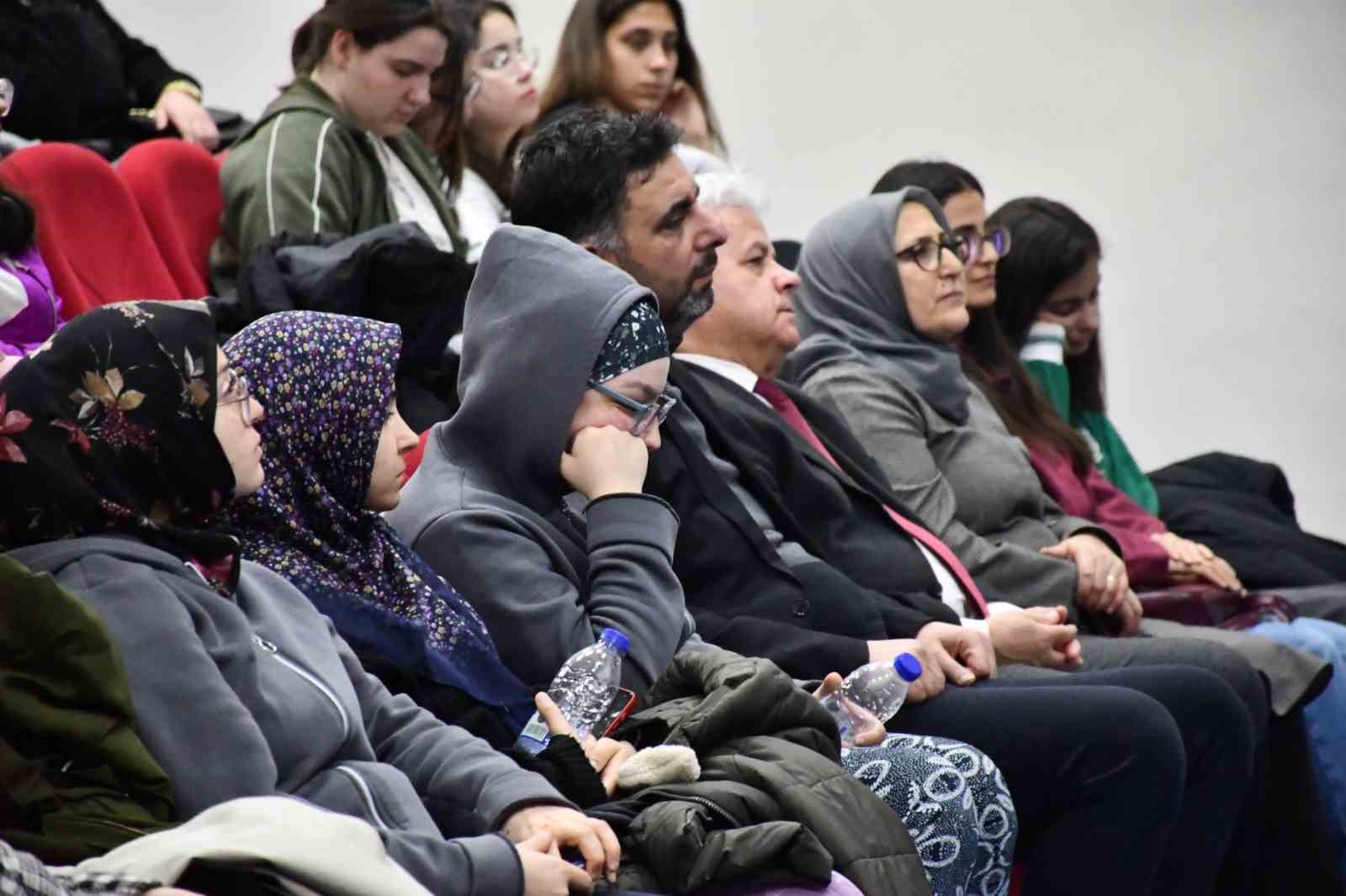 Gençlerin tarih konulu konferansa katılımı yoğun oldu