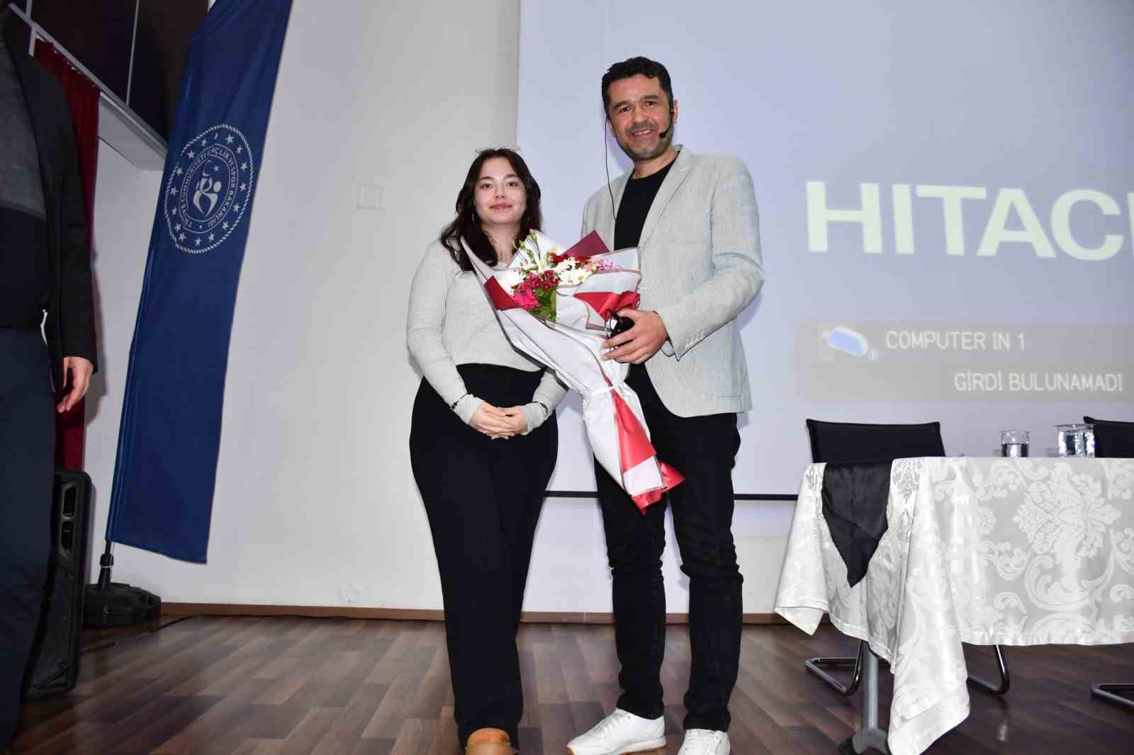 Gen&ccedil;lerin tarih konulu konferansa katılımı yoğun oldu
