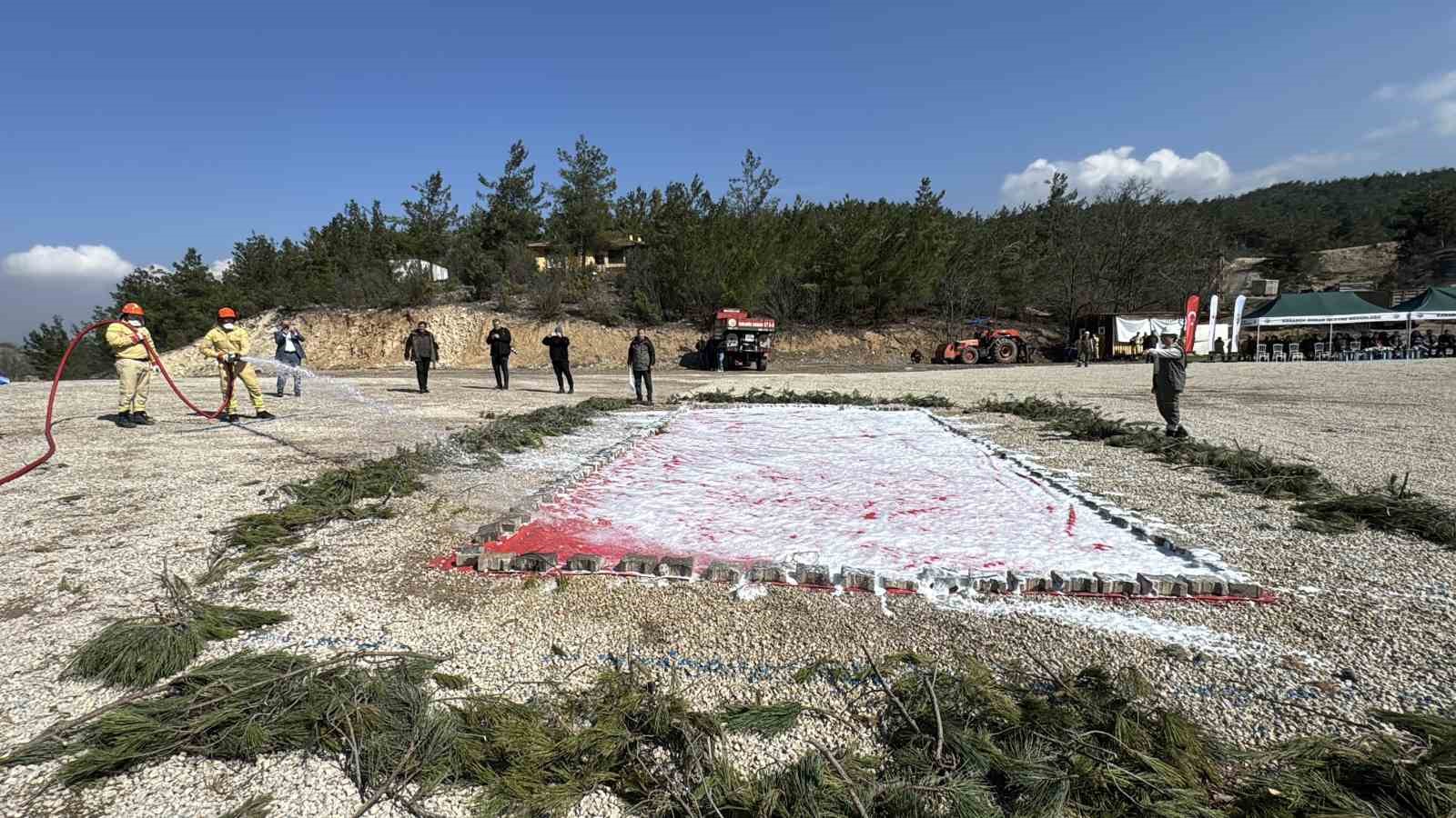 Yangın savaş&ccedil;ıları b&ouml;lgenin en iyi ekibi olmak i&ccedil;in yarışıyor
