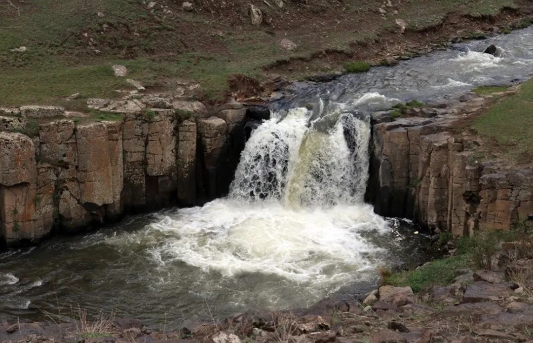 Diyadin’de saklı güzellik yıldızlı şelalesi baharla coştu