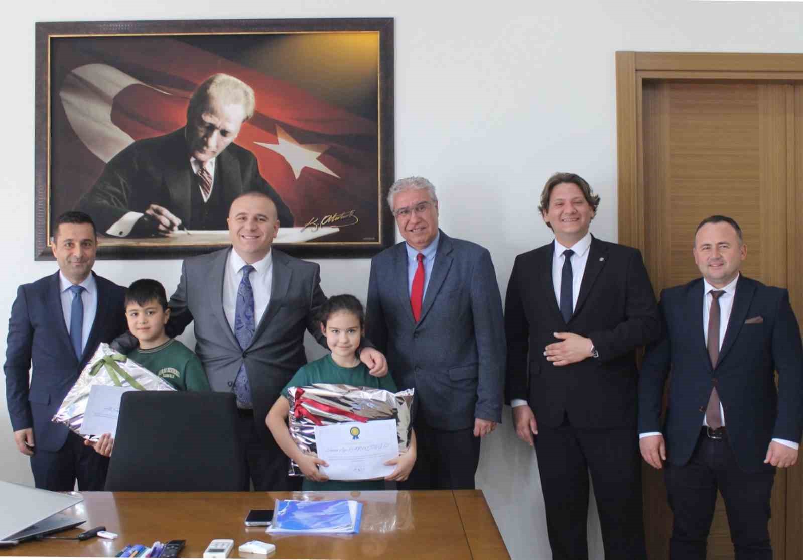 En çok kitap okuyan öğrencilere ’teşekkür’ belgesi verildi