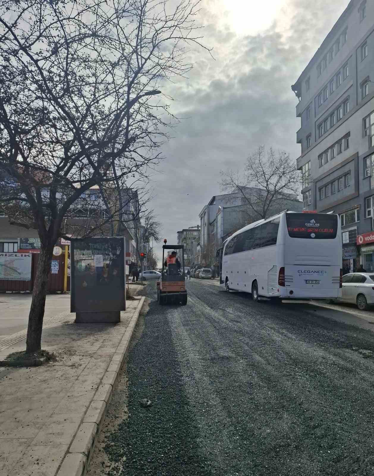 Kars&rsquo;ta şehir i&ccedil;i yollar yenileniyor: Caddelere karayolları eli değdi
