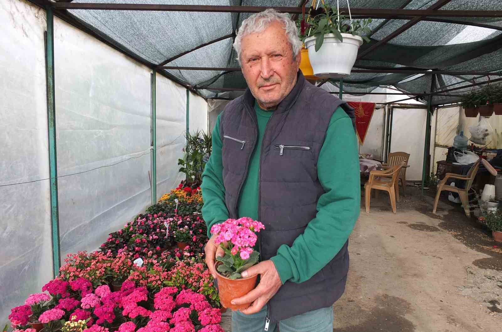 Burhaniye&rsquo;de emekli bankacı 500 &ccedil;eşit bitki yetiştirdi
