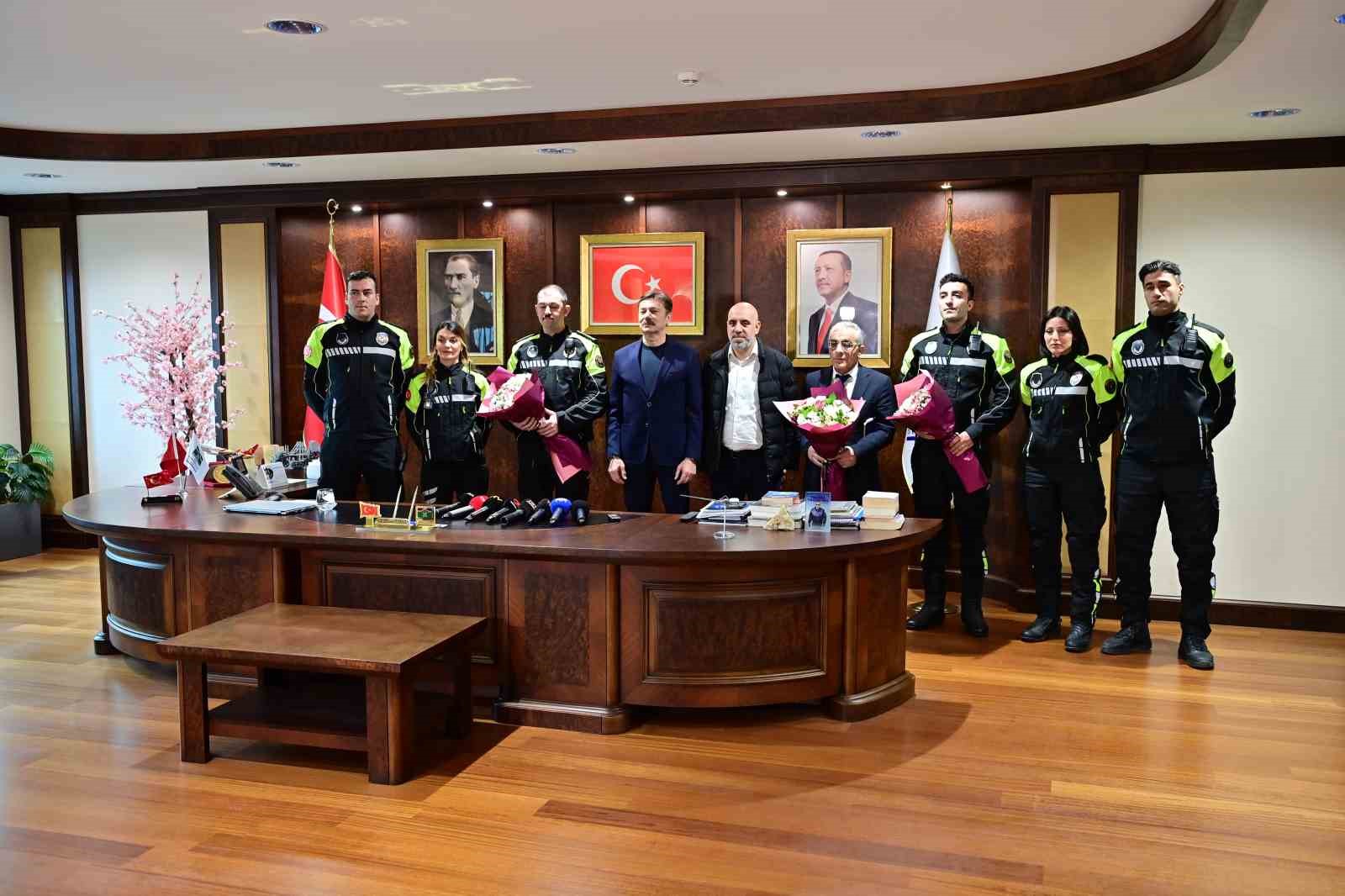 Başkan Bahadır, 3 aylık bebeğin hayatını kurtaran zabıta ekibini &ouml;d&uuml;llendirdi
