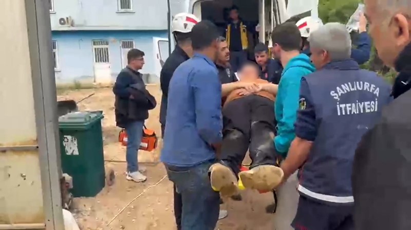 Serada kal&ccedil;asına demir saplanan iş&ccedil;i kurtarıldı
