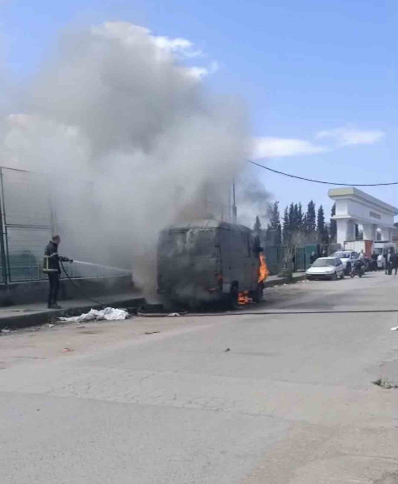 Samsun&rsquo;da park halindeki yabancı plakalı minib&uuml;s yandı
