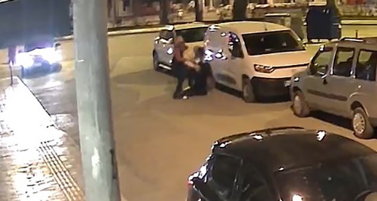 Bafra&rsquo;da kendisini darbeden şahsa kurşun yağdırdı: O anlar kamerada
