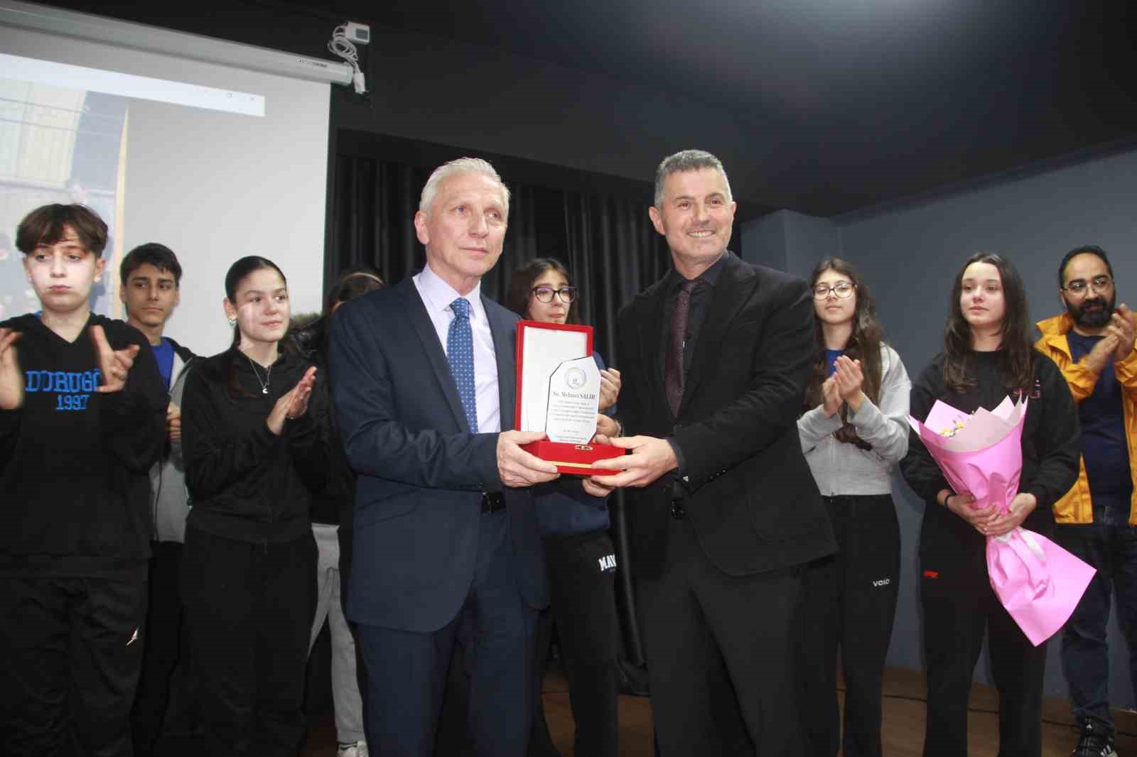 &Ouml;mr&uuml;n&uuml;n 46 yılını &ouml;ğrencilerine adadı: Emekli olan &ouml;ğretmene duygusal veda
