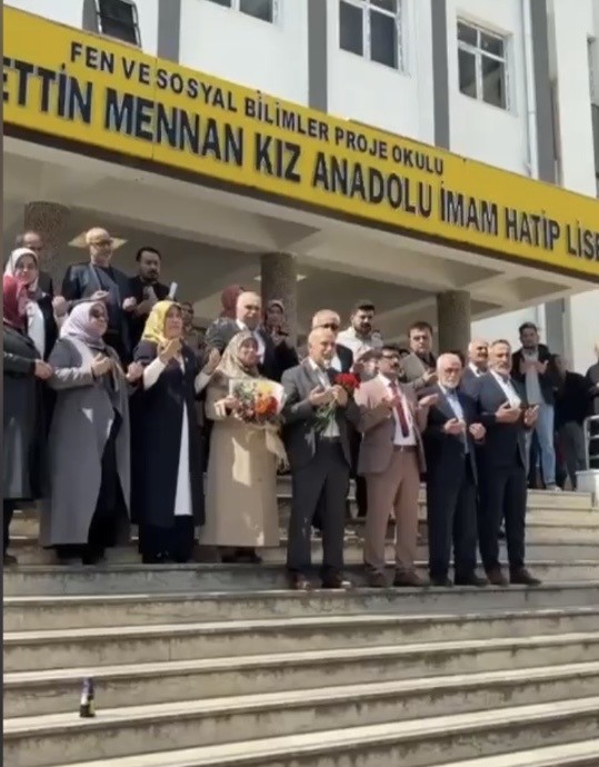 40 yıllık Arap&ccedil;a &ouml;ğretmeni ilahilerle emekliliğe uğurlandı
