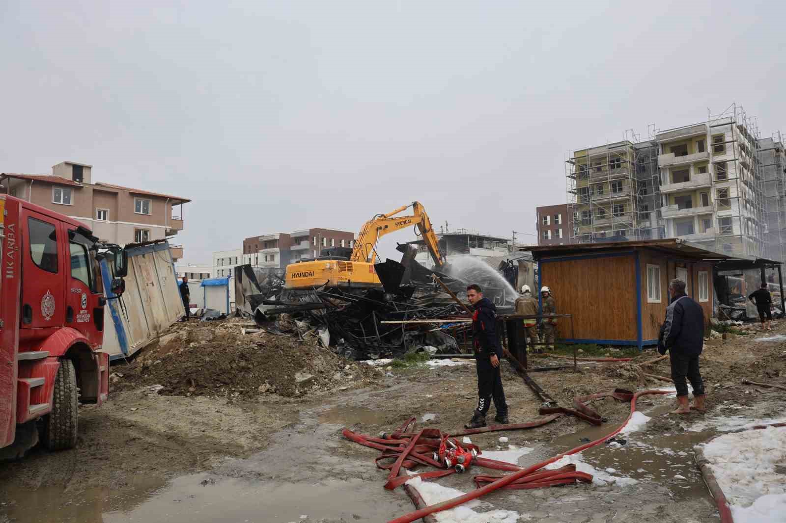 İşçilerin kaldığı 2 katlı yatakhane alevlere teslim oldu