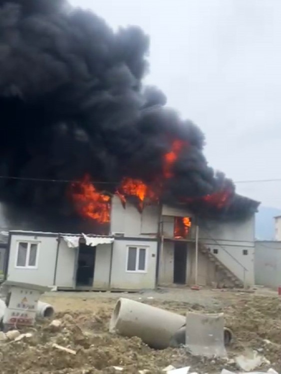 İş&ccedil;ilerin kaldığı 2 katlı yatakhane alevlere teslim oldu
