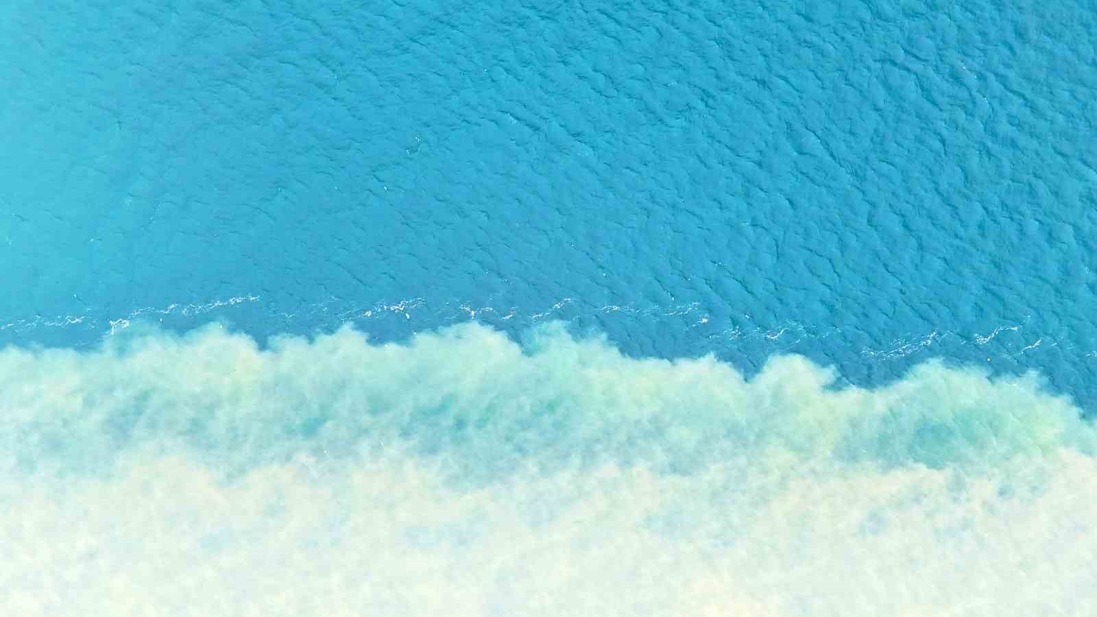 İzmit K&ouml;rfezi iki renk oldu: Derenin taşıdığı &ccedil;amur denizin rengini değiştirdi
