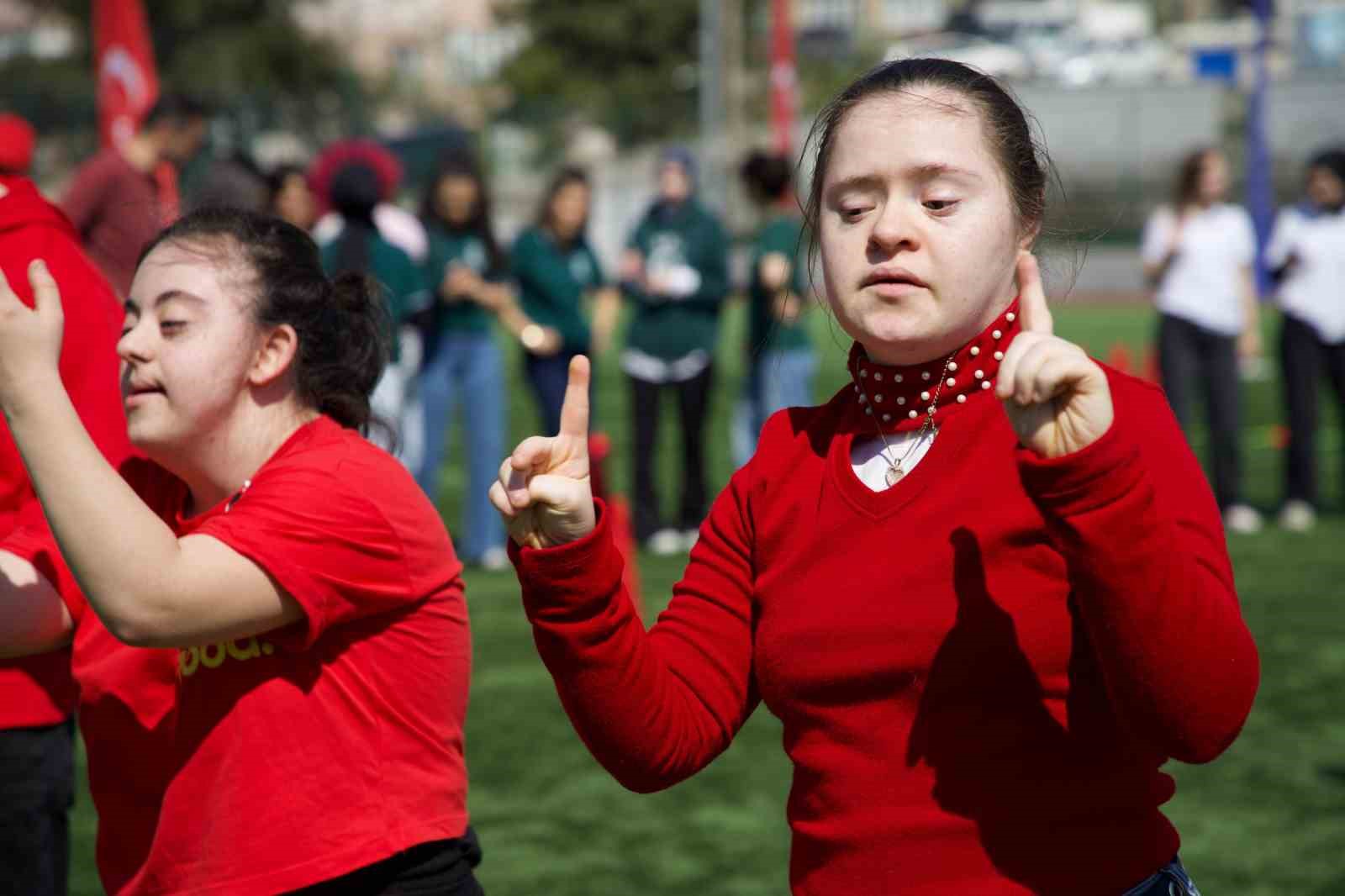 Otizm Farkındalık G&uuml;n&uuml;&rsquo;nde &ouml;zel &ouml;ğrenciler futbol sahasında buluştu
