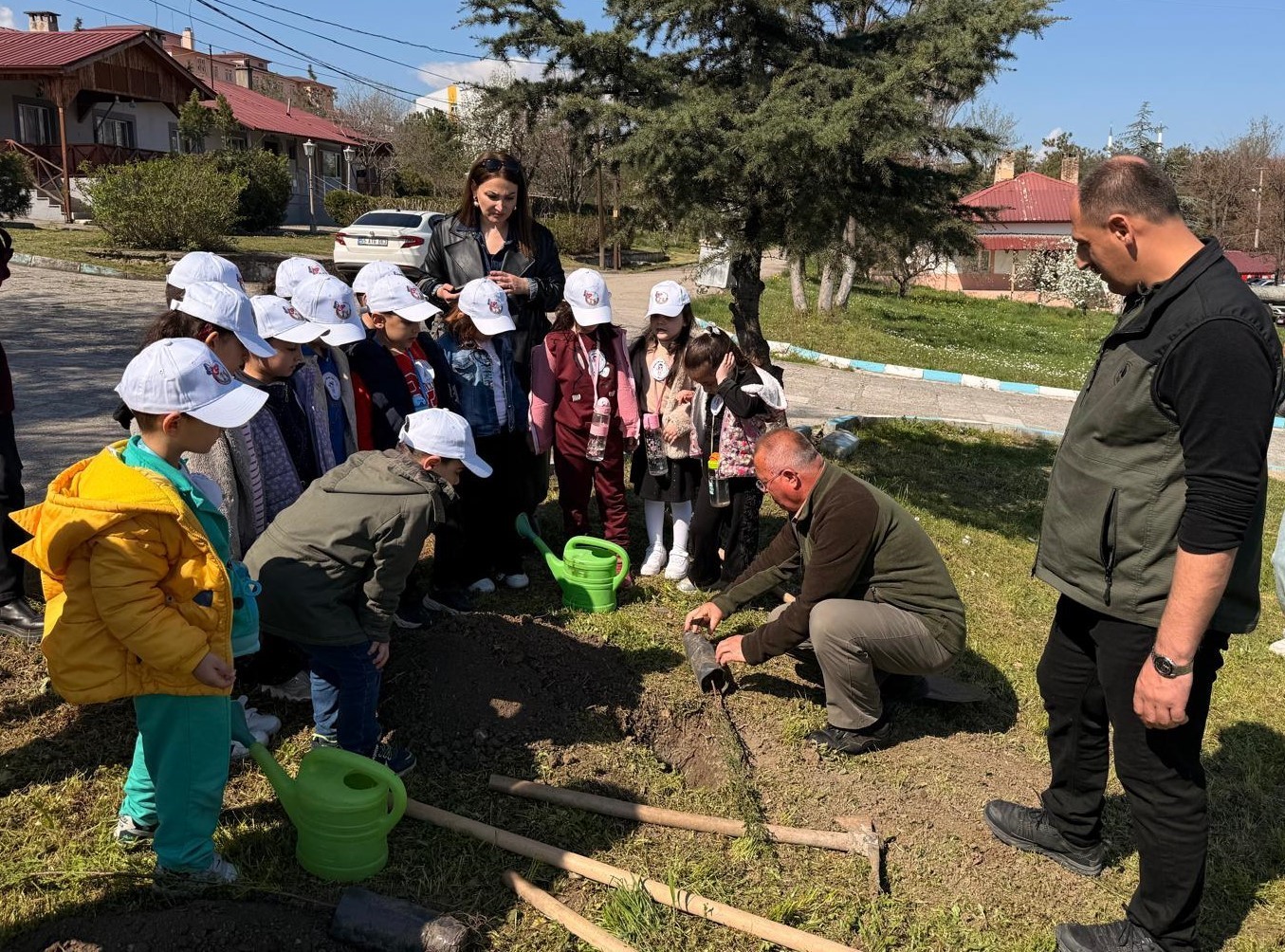 Vezirk&ouml;pr&uuml;&rsquo;de minik eller fidan dikti
