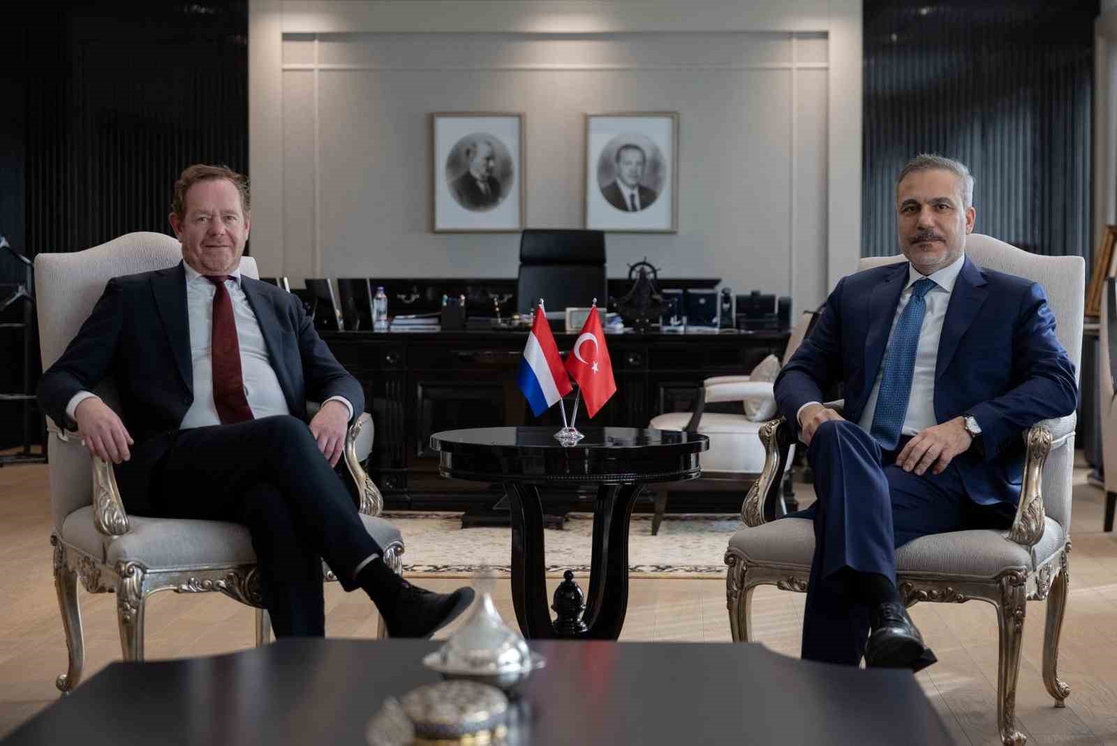 Dışişleri Bakanı Hakan Fidan, Hollanda Adalet ve G&uuml;venlik Bakanı David Van Weel ile bir araya geldi.

