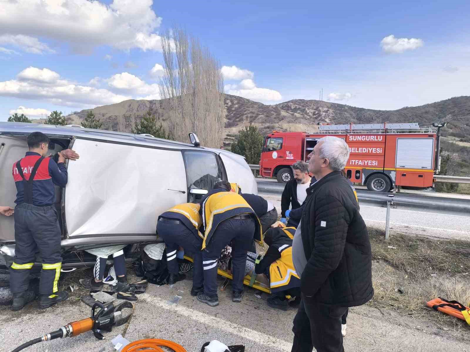 Çorum’da devrilen otomobildeki 3 kişi yaralandı