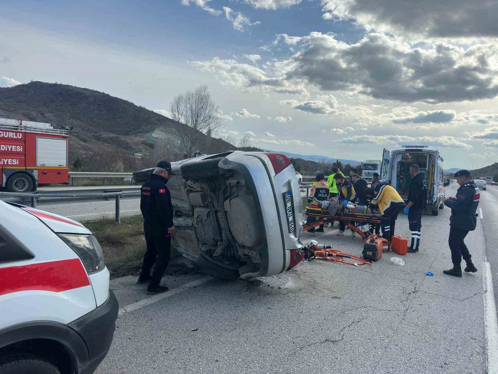 &Ccedil;orum&rsquo;da devrilen otomobildeki 3 kişi yaralandı
