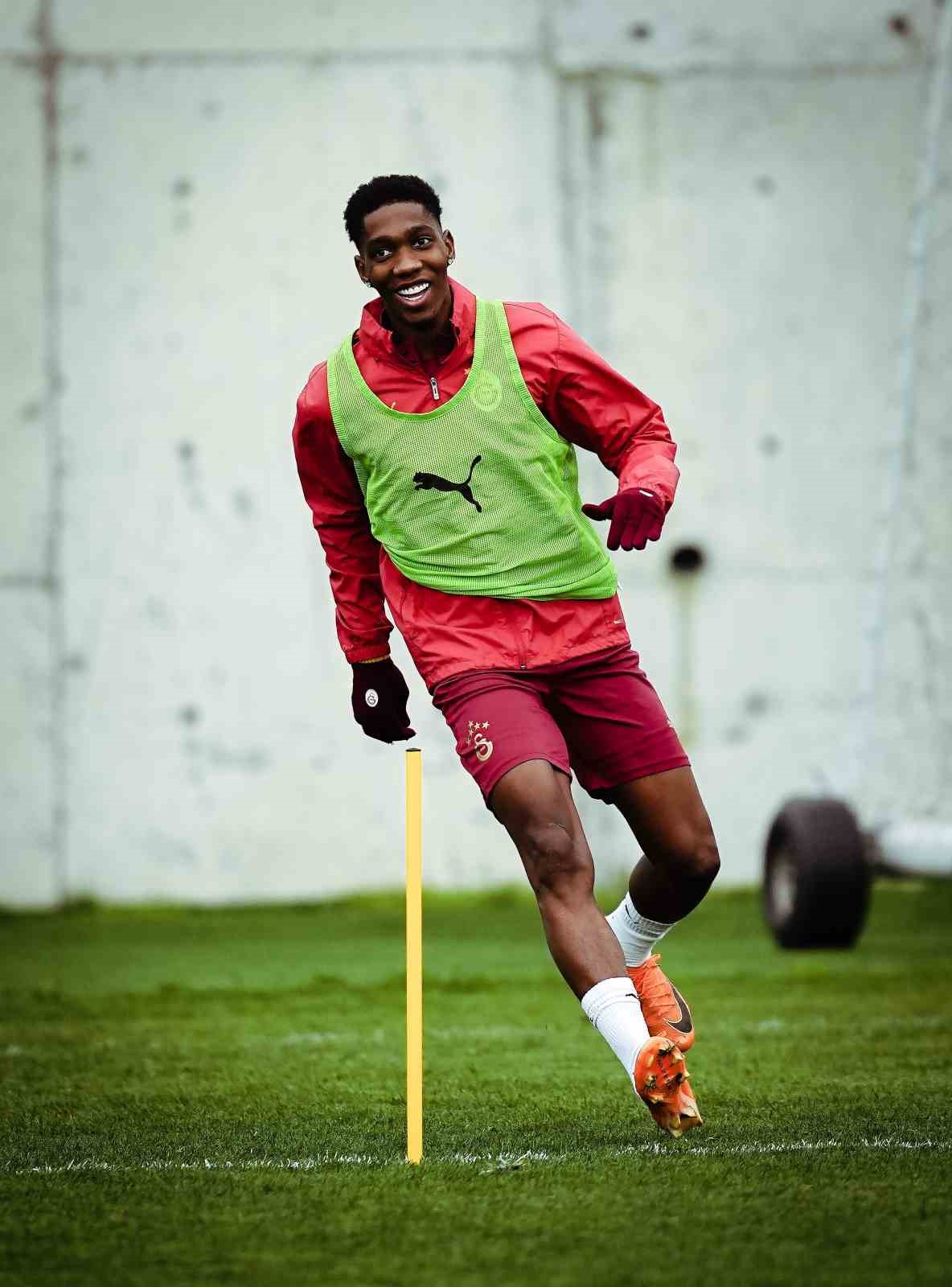 Galatasaray, Trabzonspor ma&ccedil;ı hazırlıklarını s&uuml;rd&uuml;rd&uuml;
