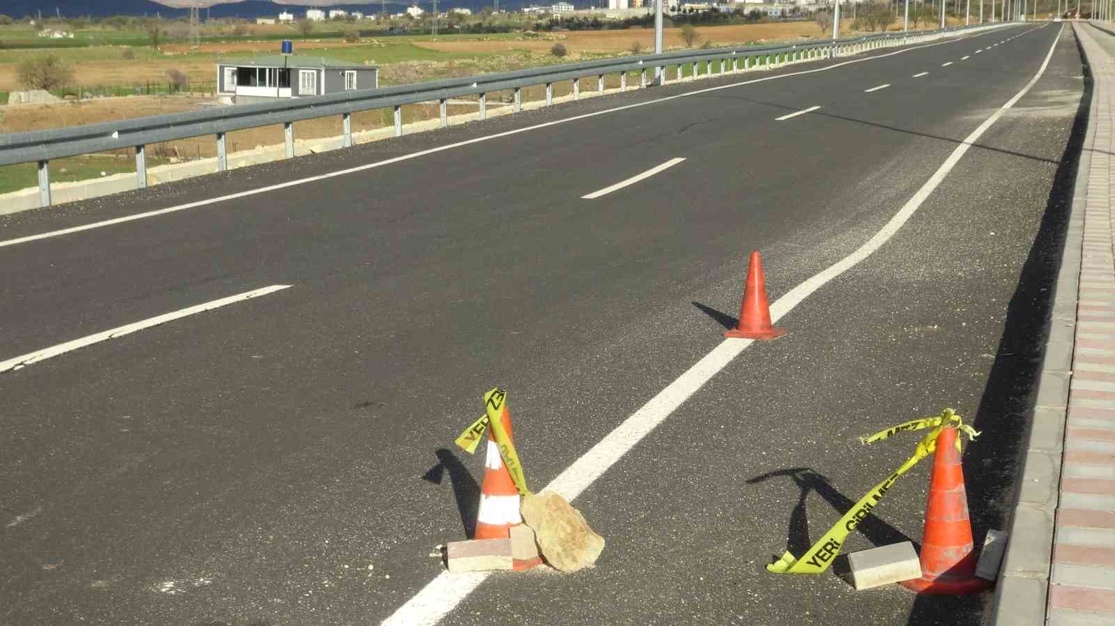 Yeni yapılan yolda &ccedil;atlak ve g&ouml;&ccedil;&uuml;kler oluştu
