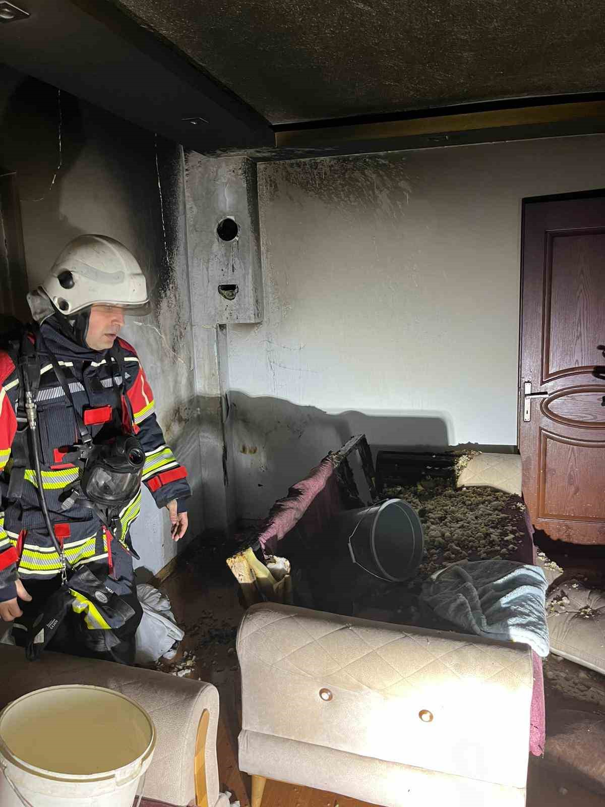 Aydın&rsquo;da ev yangını: 2 kişi dumandan etkilendi
