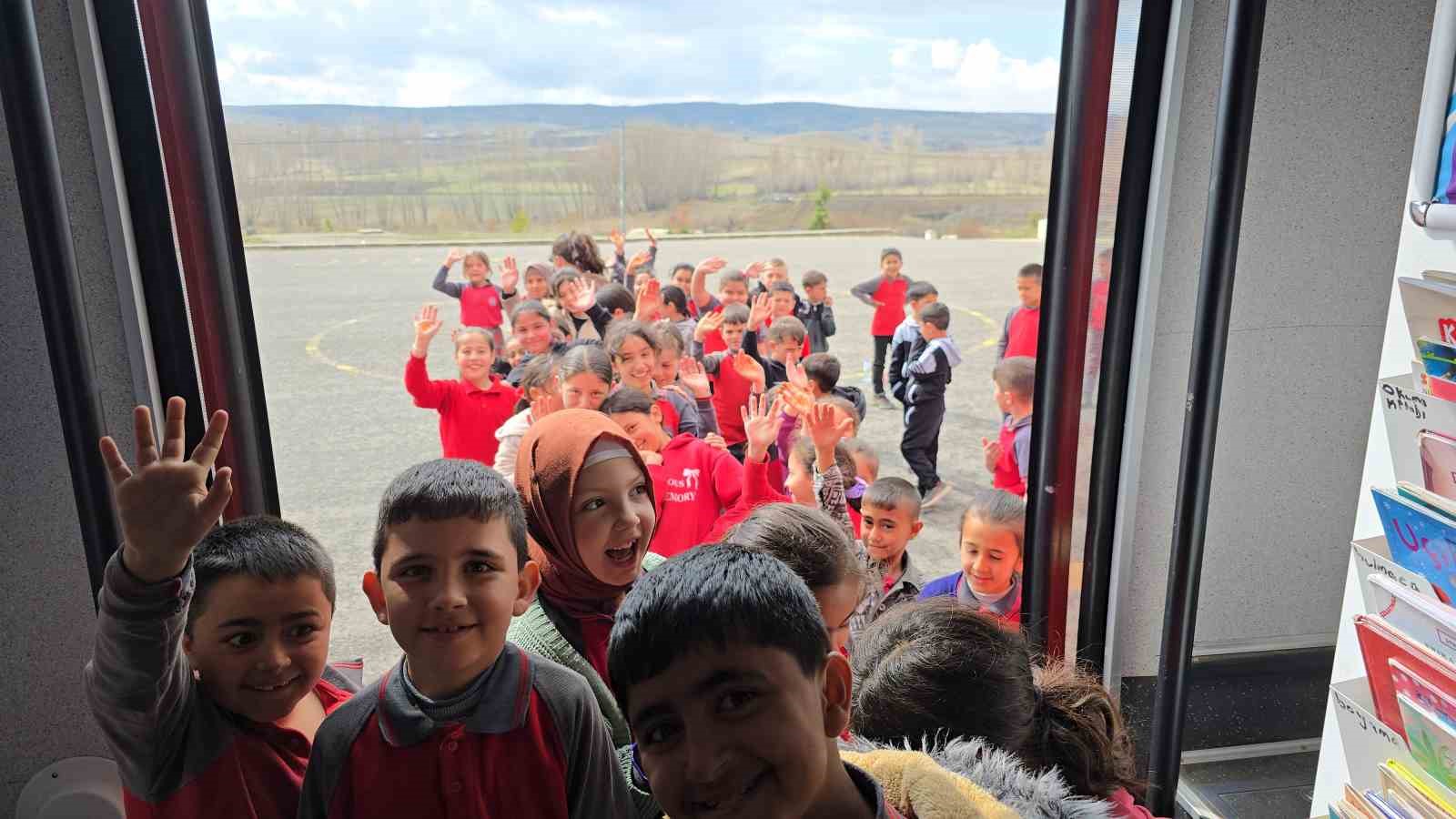 Gezici Kütüphane, 3 binden fazla kitabı okurlarla buluşturuyor