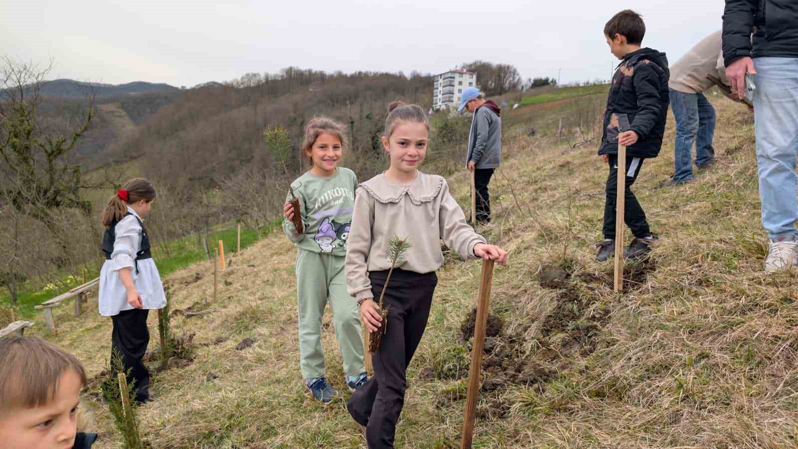 Köylerine hatıra ormanı kazandırdılar