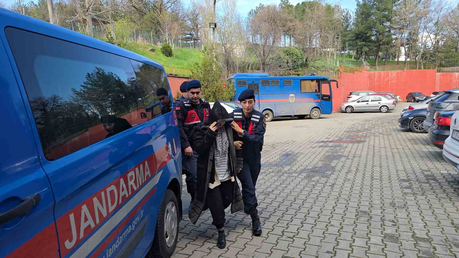 Eşini av tüfeğiyle öldüren kadın adliyeye sevk edildi