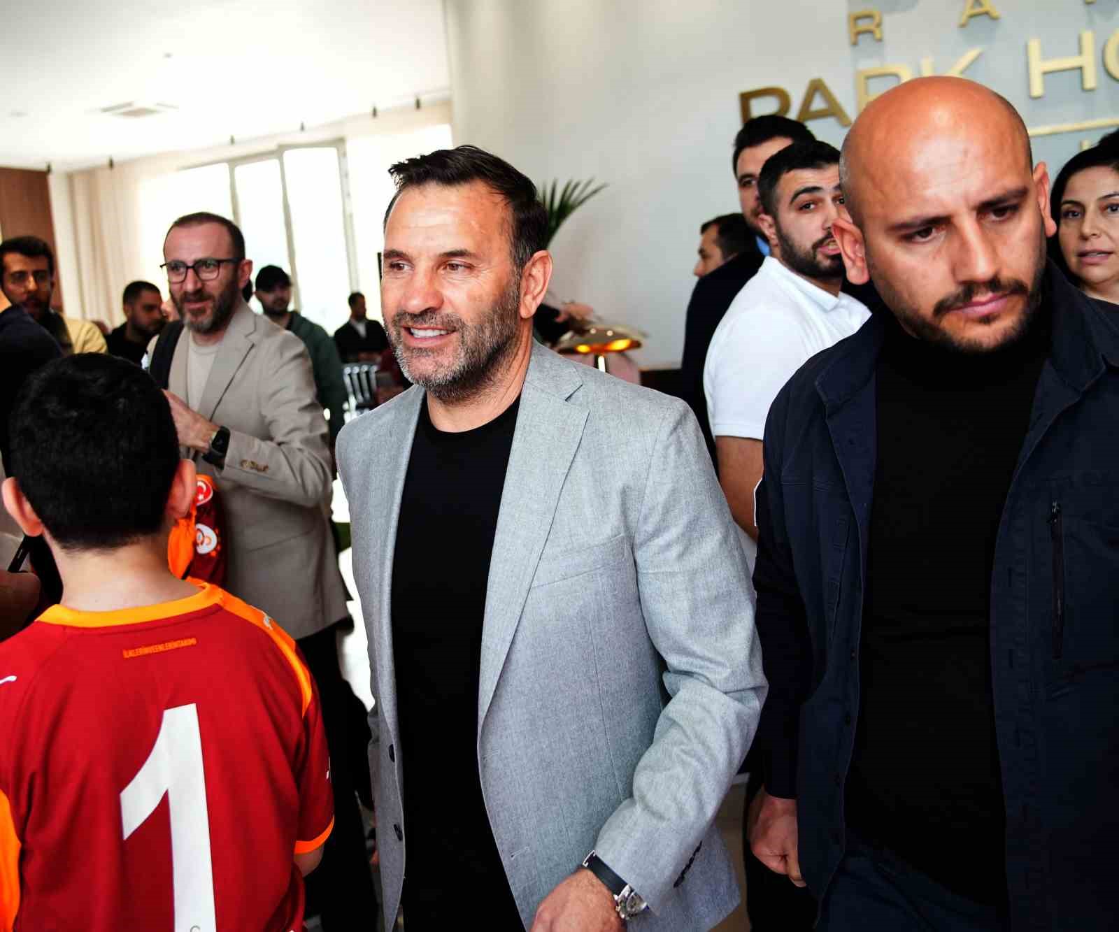 Galatasaray Yönetim Kurulu, teknik heyet ve futbolcular, RAMS Park House Maslak Satış Ofisi’ni ziyaret etti
